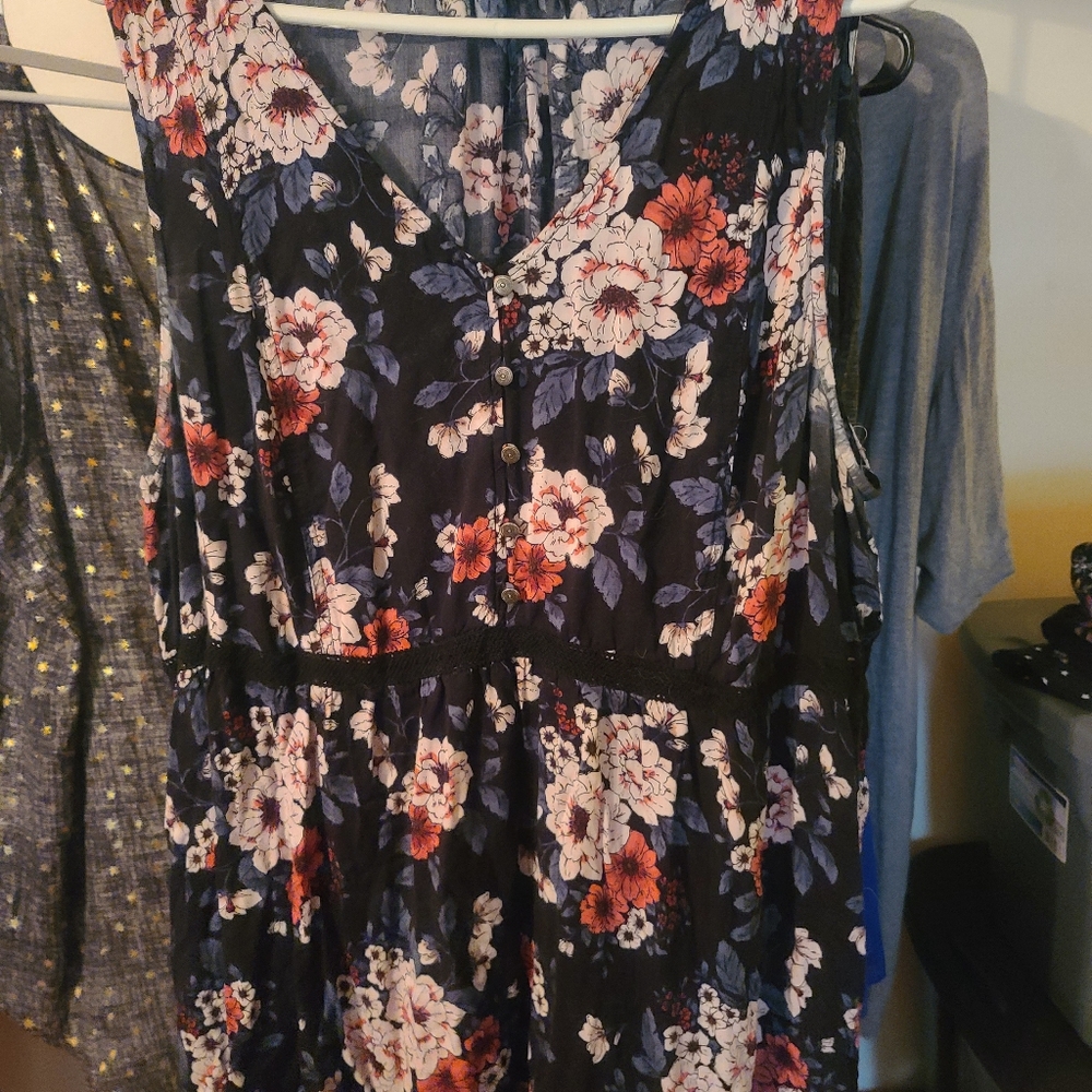 Size 3 torrid floral tank with lace inset